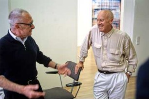 Künstlerarbeiten und Gespräche. Links Gerhard Richter, rechts Norman Foster