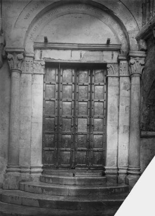 Tür des Hauptportals; szenische Darstellungen von den Taten und Epiphanien des Erzengels Michael