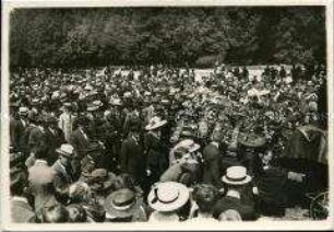 Die Beisetzung Rosa Luxemburgs auf dem "Friedhof der Märzgefallenen" im Friedrichshain