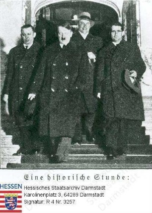 Hitler, Adolf (1889-1945) / Porträt mit Rudolf Heß (1894-1987) beim Verlassen der braunschweigischen Gesandtschaft nach seiner Vereidigung zum Beamten und dadurch erfolgten Erwerb der deutschen Staatsbürgerschaft, Gruppenaufnahme auf Treppe, Ganzfiguren