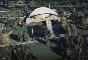 Luftaufnahme, Blick von Süden auf die Kongreßhalle. Berlin-Tiergarten, John-Foster-Dulles-Allee