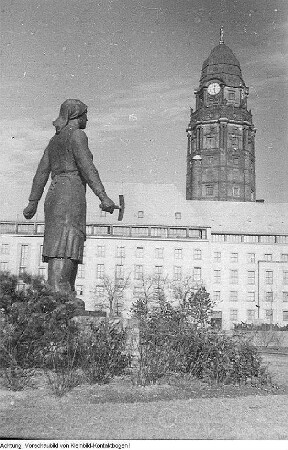 Dresden, Altstadt, Bürgerwiese. Denkmal Trümmerfrau von Walter Reinhold, Eisenguss, 1952 (1. Standort), Oktober 1952