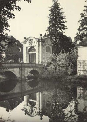 Schloss Joachimstein (polnisch Pałac Radomierzyce). Portal der Wallgrabenbrücke, Ansicht über den Wassergraben