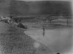 Flussüberquerung : Die Teilnehmer und Begleiter der Expedition überqueren einen Fluss in Booten