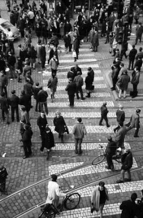 Freiburg: Demonstration gegen Straßenbahntarife; Sitzende Demonstranten auf der Kreuzung Bertoldsbrunnen, Zebrastreifen