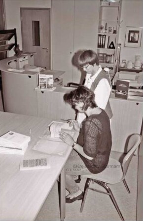 Mommsenstraße 14: Benutzerraum: Jutta Gaede und Karin Börgers