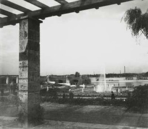 Leipzig, Palmengarten : Leipzig. Palmengarten am Elsterbecken. Ansicht mit Pergola, Zeppelinbrücke und Springbrunnen von Südwesten