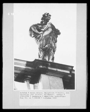 Männliche Gewandfigur
