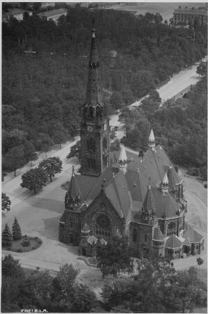 Dresden-Neustadt, Stauffenbergallee 9. St. Martinskirche (ehem. Garnisonskirche; 1896-1900, W. Lossow, H. Viehweger). Luftbild-Schrägaufnahme von Westen über Stauffenbergallee