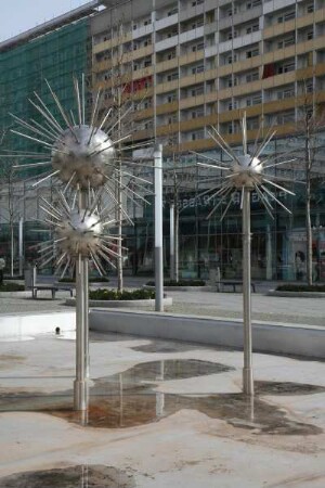 Wasserspiel mit Pusteblumen (Kugelbrunnen) : Wasserspiel mit Pusteblumen (Kugelbrunnen). Beton, Edelstahl (1969; L. Wirth, K. Bergmann, J. Pietsch). Drei Pusteblumen ohne Wasser. Dresden-Altstadt, Prager Straße