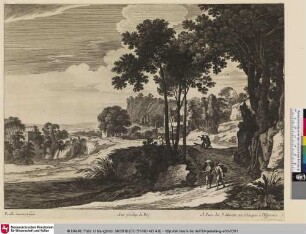 [Landschaft mit Wanderern die an einem Waldrand entlanglaufen]
