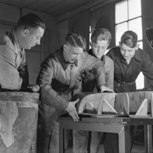 Ausbilder und Lehrlinge bei Borgward mit einem Bauelement, um 1938/1941