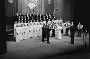 Auftritt von Kulturgruppen im Admiralspalast : Auftritt eines Chors und einer Musikgruppe