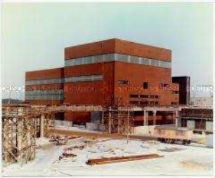 Blick auf die Reaktorhallen im Schnee, aus: Fotomappe zum Bau des Kernkraftwerkes Nord in Lubmin