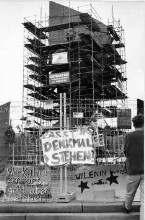 Das zum Abbau eingerüstete Lenindenkmal von Nikolai Tomski, Herbst 1991