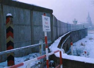 Deutsch-deutsche Grenze : Ein Schild "Halt! Hier Grenze" und ein Grenzpfahl neben der deutsch-deutschen Grenze bei Philipsthal.