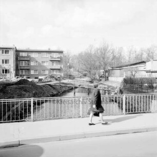 Trave: Brücke "Lübecker Torbrücke" der Hagenstraße mit Fußgängerin: hinten links Wohnblock: hinten rechts Gewerbegebäude