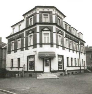 Cossebaude (Dresden-Cossebaude), August-Bebel-Straße 6. Wohnhaus mit Ladeneinbau (um 1895/1900). Eckansicht