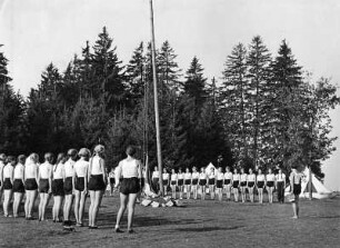 Reinwarzhofen. Zeltlager des Bundes Deutscher Mädel (BdM) auf dem Zeltlagerplatz "Göring-Espan". Fahnenappell mit Mädchengruppen in Sportbekleidung