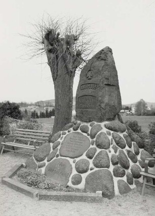 Denkmal für die Gefallenen des 1. Weltkrieges : Denkmal für die Gefallenen des 1. Weltkrieges. Feldstein (nach 1918). Obergurig-Mönchswalde, Friedhof am Mönchswalder Berg