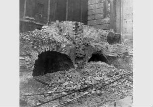 Blick auf das zerstörte Kellergeschoß des Neuen Museums
