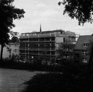 Mewesstraße: Amt Bad Oldesloe-Land: eingerüsteter Rohbau des Amtshauses und der Kreisverwaltung Stormarn [später Gebäude E]: links Wohn- und Geschäftshaus: rechts Wohnblock: hinten Mitte Turm der Peter-Paul-Kirche: vorn Kurparkhügel