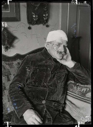Ernst Weißpflog, Arbeitersportler aus Markersbach/Erzgebirge mit Kopfverband, nach dem Überfall durch Angehörige der Sturmabteilung (SA) am 18.02.1933 in Raschau