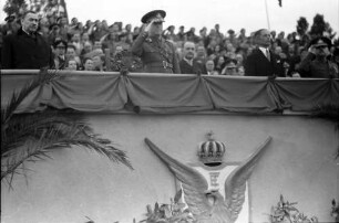 Bukarest: 1. Staatsjugendtag, Marschall Antonescu auf Tribüne
