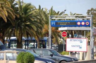 Airport Nizza - Parkplatz : Parkplatz am Flughafen Nizza, aufgenommen 2006