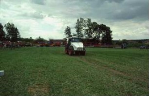 Fotografie: Pflanzenschutz, Feldspritze angebaut, Systemtraktor