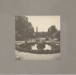 Porträtbüste Großherzog Friedrichs I. auf hohem Sockel, im Park (Schloßpark Karlsruhe?) stehend.