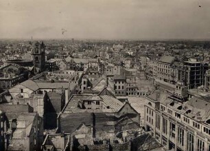 Zerstörte Gebäude in der Innenstadt. Katholische Stadtkirche St. Stephan