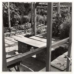 Garten Prof. Wilhelm Kempff, Potsdam: Gartensitzplatz aus Stein mit Pergola