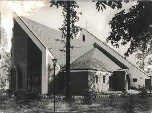 Gulbransson, Olaf Andreas; Hohenlockstedt; Trinitatiskirche mit Gemeindezentrum - Außenansicht