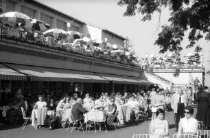 Freudenstadt: Kurgarten; Kurhaus und Zuhörer am Konzert
