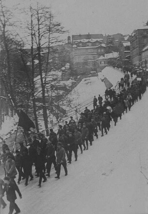Demonstrationszug von Erwerbslosen in der Bahnhofstraße in Schwarzenberg 1930 : Demonstrationszug von Erwerbslosen