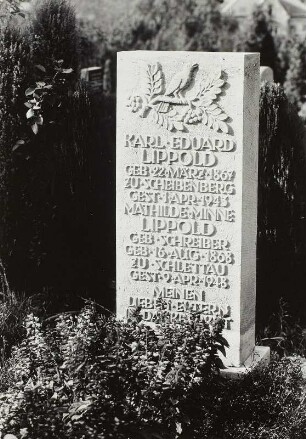 Grabmal für Karl Eduard Lippold und Frau Mathilde Minne : Grabmal für Karl Eduard Lippold und Frau Mathilde Minne. Sandstein (ab 1934; W. Hempel). Dresden-Tolkewitz, Johannisfriedhof