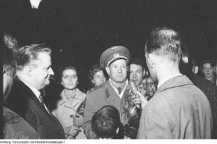 Alexej Archipowitsch Leonow (1934), Sowjetischer Kosmonaut, führte als 1. Kosmonaut während eines Raumfluges (1965) ein Ausstiegsmanöver aus. Nach diesem Raumflug Empfang in Dresden (seine Frau in seiner Begleitung), Oktober 1965