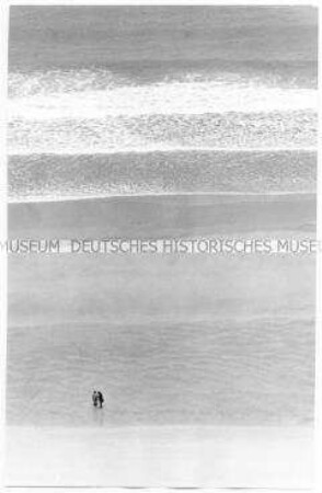 Zwei Menschen am Strand aus der Vogelperspektive fotografiert