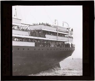 Schiff "Kronprinzessin Cecilie" auf seiner Erstausfahrt aus der Schlüse (Jungfernfahrt)