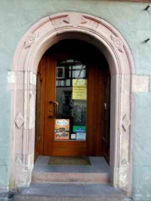 Stadtbild-Schloßgasse im Westen - Alte Stadtapotheke (1615)-Erdgeschoß -Eingang mit ornamentiertem Gewände in Renaissance-Manier in Übersicht