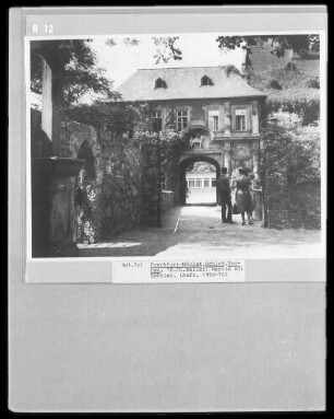 Tor mit Gruppe (Heiliger Martin und Bettler)