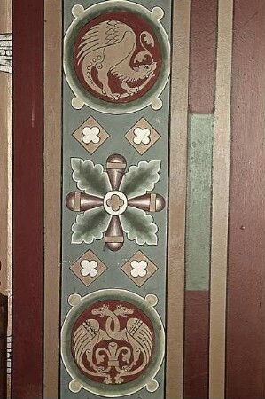 Ornamentale Malerei in einer Fensterlaibung der Ostwand mit geflügelten Fabeltieren