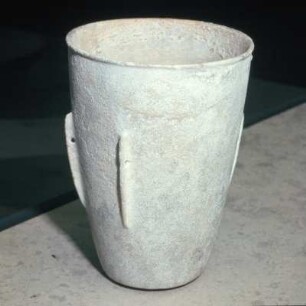 Becher, kykladisch : Karlsruhe, Badisches Landesmuseum. Schnurbogenbecher, Herkunft unbekannt. Frühkykladisch I. Marmor, Höhe: 19,2 cm