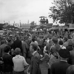Schützen- und Volksfest: Veranstalter Heimatring und Ahrensburger Schützengilde: Volksfestplatz an der Stormarnstraße: Karusselle und Buden: Spielmannszug und Besucher, 20. August 1977