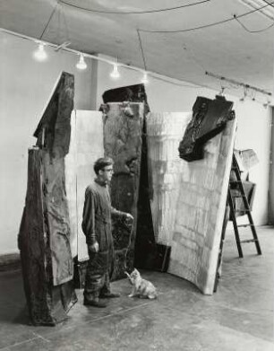 Der Bildhauer Roger Molomey in seinem Atelier