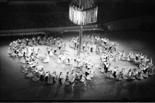 Deutschlandhalle: Tanz um den Maibaum