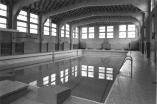 Schwimmhalle