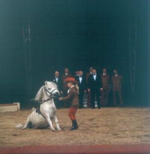 Zirkus Krone. Mädchen im Cowgirldreß mit Pferd
