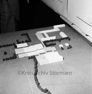 Schulzentrum: Kreisgymnasium I und Sportgebäude: Architektenwettbewerb: 1. Preis: Entwurf der Architekten Hans-Joachim Pysall und Eike Rollenhagen: Modell